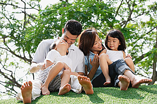 年轻家庭,坐在地上,公园
