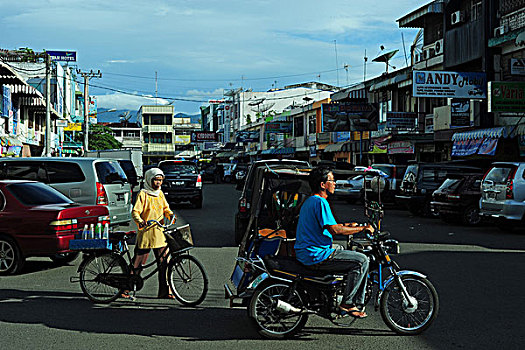 indonesia,sumatra,banda,aceh,veiled,woman,selling,juices,crossing,the,street