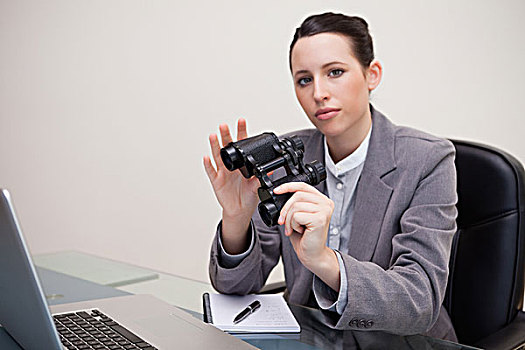 职业女性,书桌,双筒望远镜