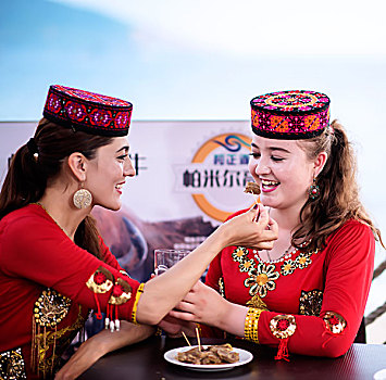 海边,沙滩,新疆哈萨克族女孩,民族服饰,牦牛肉