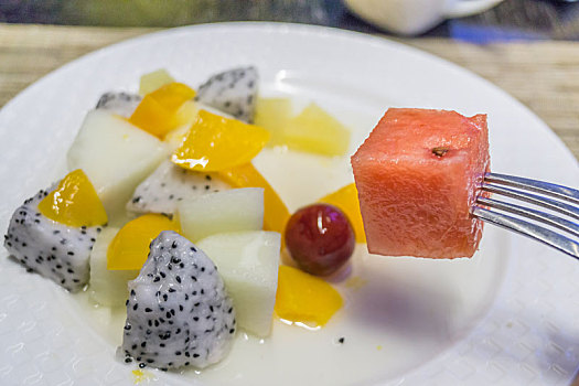 一盘西瓜黄桃火龙果哈密瓜葡萄水果切块