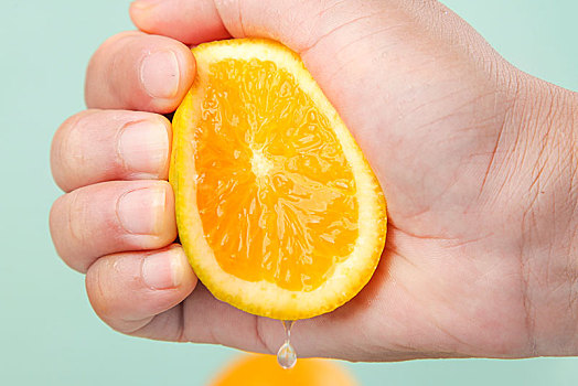 手拿切开的夏橙