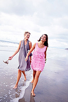 两个,漂亮,女人,穿,服装,笑,走,海滩