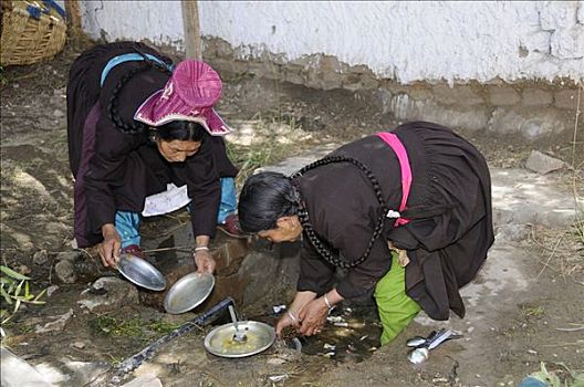 拉达克地区,女人,传统服装,洗涤,北印度,喜马拉雅山,亚洲