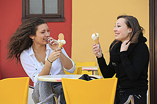 两个,女朋友,青少年,吃,冰淇淋,蛋卷,平台,冰淇淋店,曼顿,阿尔卑斯滨海省,法国,欧洲
