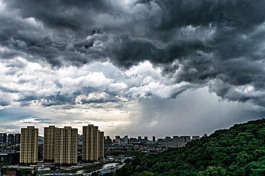 乌云密布阵雨