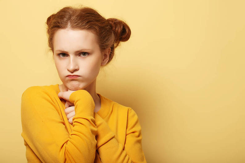 标 题:皱眉,美女,思考,黄色,年轻,红发,女人,黄色背景 英 文:frowning