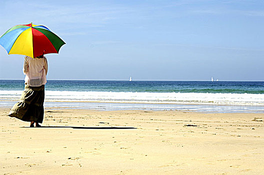 海滩,女人,后面,伞,站立,序列,休闲服,裙子,风,全身,走,享受,沙滩,海洋,注视,度假,休闲,生活方式,复原,放松