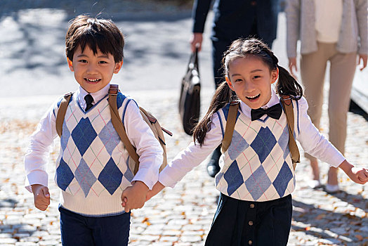 年轻夫妻接孩子放学