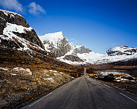 笔直,道路,消失,远景,山谷,地面,雪,尖,山,上升,险峻,左边,蓝天,上方,挪威