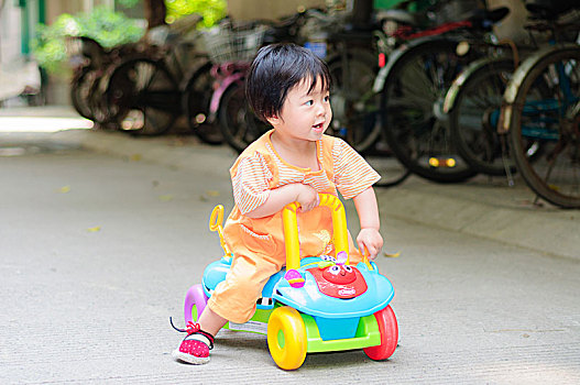 骑玩具车的宝宝