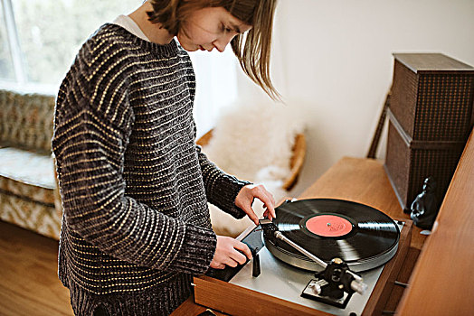 女孩,演奏,黑胶唱片,客厅