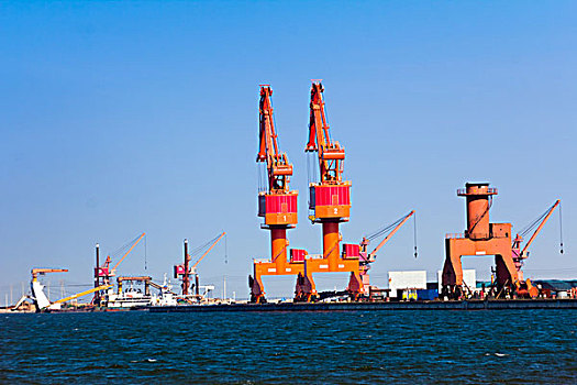 海港上的巨型塔吊