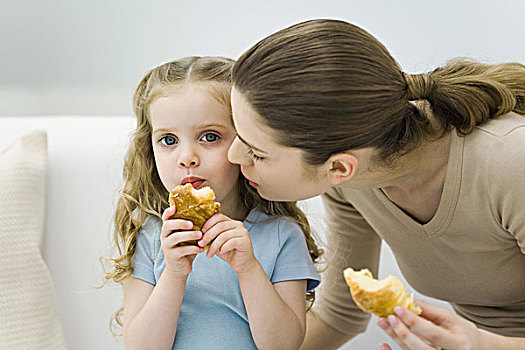 母亲,小女孩,吃,牛角面包,女孩,看镜头