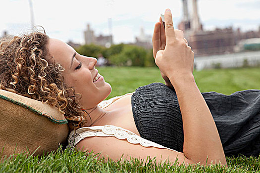 年轻,女人,卧,草,看,智能手机