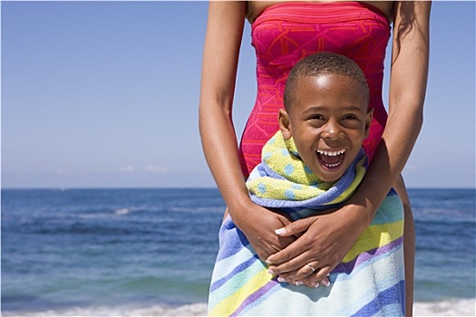 母亲,儿子,5-7岁,站立,海滩,男孩,包着,条纹,毛巾,微笑,正面,头像