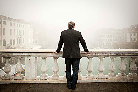 一个,男人,桥,威尼斯,雾