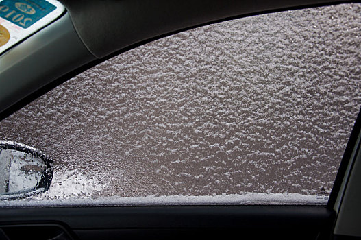雪天从汽车内看到车窗被雪花覆盖