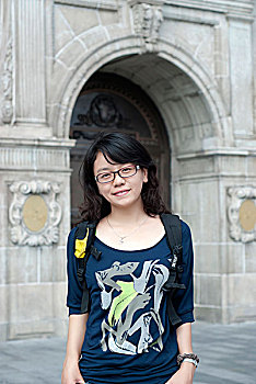 在上海南京路的一名年轻女性旅行者