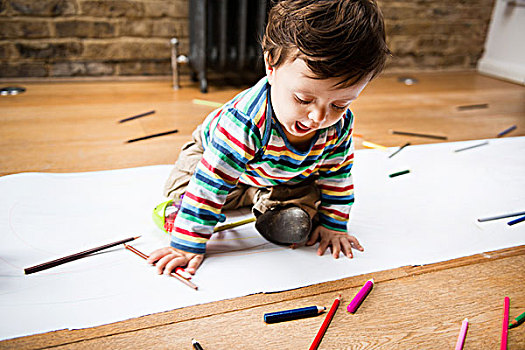 男性,幼儿,坐在地板上,绘画,长,纸