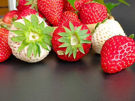 草莓,白草莓,红草莓