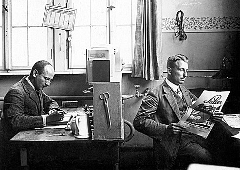 两个男人,办公室,一个,工作,读报,精准,位置,未知,德国,欧洲