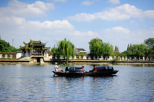 东湖上的乌篷船,浙江省绍兴市东湖风景区