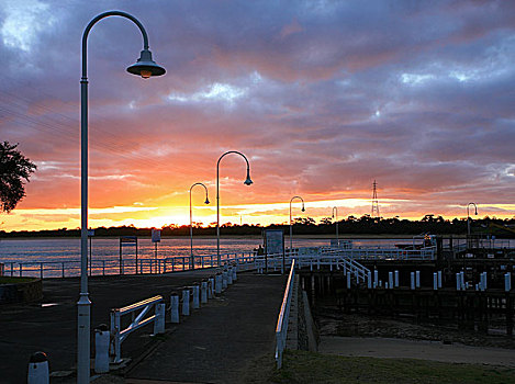 夕阳下的海湾栈桥