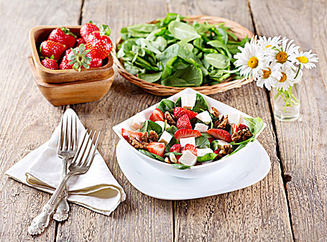 碗,草莓沙拉,木桌子