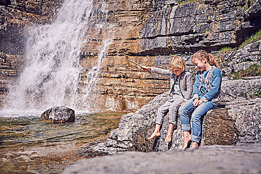 兄弟姐妹,坐,石头,放松,旁侧,瀑布