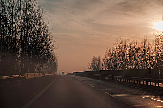 清晨有雾气的高速公路