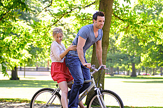 年轻,情侣,骑自行车,一起