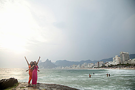 头像,两个,美女,抬臂,伊帕内玛海滩,里约热内卢,巴西