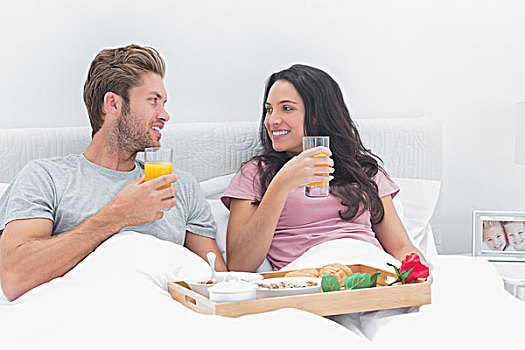 美女,情侣,吃早餐,床上,橙汁,粮食