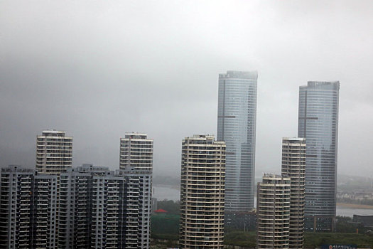 山东省日照市,一场秋雨如约而至,气温下降明显