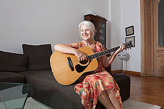 老年,女人,弹吉他,客厅,在家