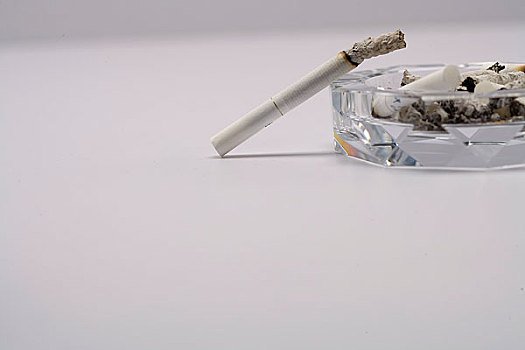 烟与烟灰缸