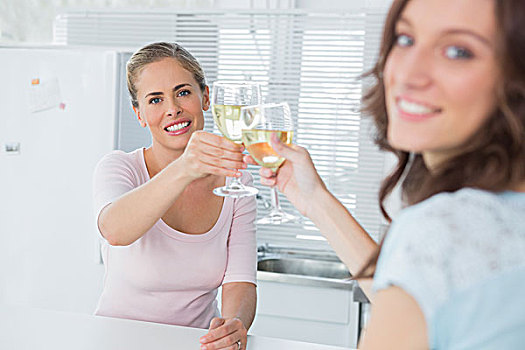 高兴,女人,厨房,拿着,玻璃杯,白葡萄酒