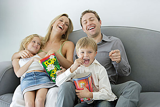 家庭,两个孩子,美好时光,沙发,看电视,爆米花