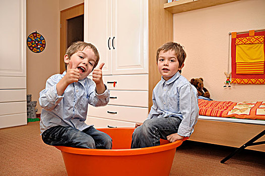 双胞胎,男孩,坐,橙色,浴缸