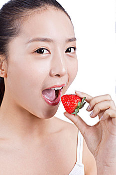 休闲女士吃草莓