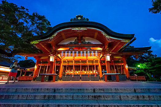 日本京都伏见稻荷大社币殿夜景
