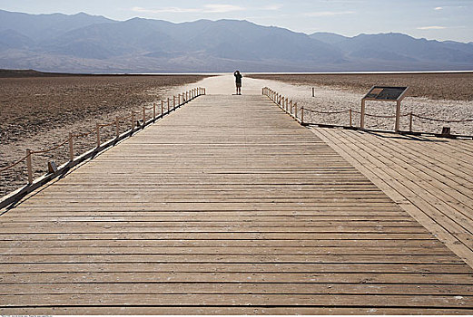 人,木板路,盐滩,死亡谷国家公园,加利福尼亚,美国