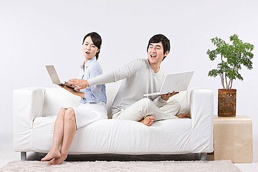 年輕,情侶,拿著,筆記本電腦,沙發(fā)