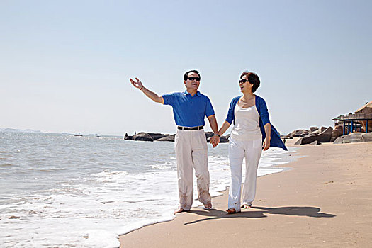 老年夫妻在海边散步