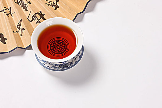 青花瓷盖碗茶和纸扇