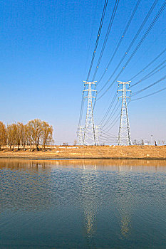 高压电线跨过宽阔的河面