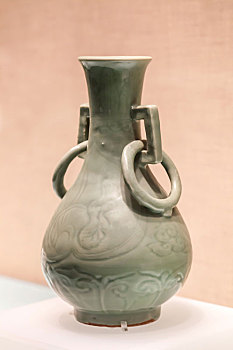 首都博物馆珍藏的龙泉窑青釉刻花把莲纹双耳瓶元代