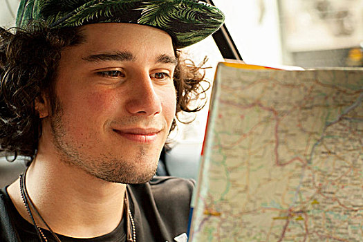 男青年,读,地图,后座,出租车,里约热内卢,巴西