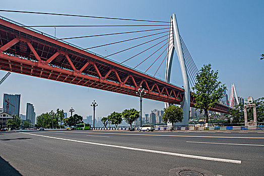 重庆市城区南岸滨江路上的东水门长江大桥